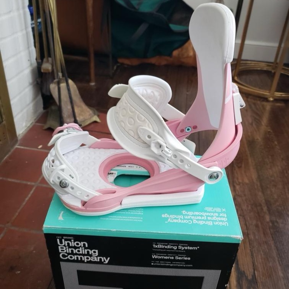 Union Women's Snowboard Bindings in Pink and White